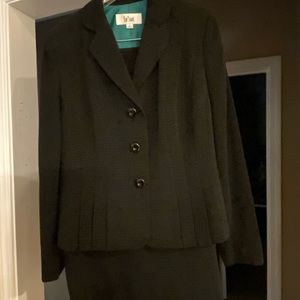 Le suit. Skirt and jacket. Size 10. Black with teal